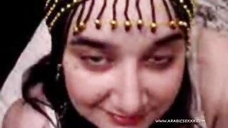 المتناكه لوسي الممحونه قعده مابين رجلين الفحل وعماله تت سكس مصري شرمط و تتعالق عليه وعي بتلحس زبر بلسانها قحبه ممحونه