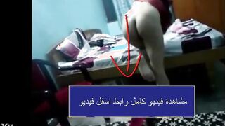 الشرموطه الهايجه خلعت الاندر و فلقست طيزها الصغيره علي حرف الس سكس مصري رير المموس بتفتح كسها بايدها عشان الزبير يدلعها بزبر