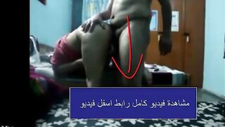 الشرموطه الهايجه خلعت الاندر و فلقست طيزها الصغيره علي حرف الس سكس مصري رير المموس بتفتح كسها بايدها عشان الزبير يدلعها بزبر