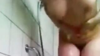 ميرا الحيحانه ام كس هايج بتكلم حبيبها الزبير فيديو وهي ف سكس مصري ي الحمام عريانه ملط و بتاخد شاور وعماله تفرك في كسها