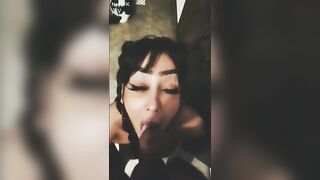 مقطع ساخن و جرئ للمموس المصريه اميره وهي قعده علي رك سكس مصري بها و بلع زبر الفحل الافريقي كله في بوقها مموس مصريه