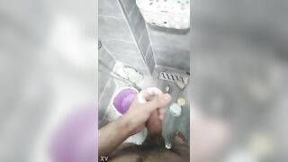 الشرموطه رشا الحيحانه بتكلم صاحبها فيديو كووول وهو في الحمام  سكس مصري عريان ملط و زبر واقف اوي فضل يفرك في زبر لحد ما جبهم