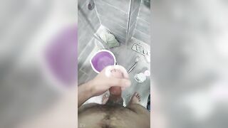 الشرموطه رشا الحيحانه بتكلم صاحبها فيديو كووول وهو في الحمام  سكس مصري عريان ملط و زبر واقف اوي فضل يفرك في زبر لحد ما جبهم