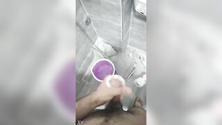 الشرموطه رشا الحيحانه بتكلم صاحبها فيديو كووول وهو في الحمام  سكس مصري عريان ملط و زبر واقف اوي فضل يفرك في زبر لحد ما جبهم
