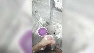 الشرموطه رشا الحيحانه بتكلم صاحبها فيديو كووول وهو في الحمام  سكس مصري عريان ملط و زبر واقف اوي فضل يفرك في زبر لحد ما جبهم