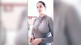 الشرموطهام جسم كيرفي القشطه طالعه لايف مع جوزها  سكس مصري الديوث و بيحاول يقنعها انوا يفشخ كسها قدام المتابعين