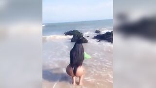 القحبه الافريقيه علي البحر بتعمل عرض اغراء بالمايو وبتفلقس طيزها الكبيره مسكها واحد معدي بعبصها في طيزها xxnxx