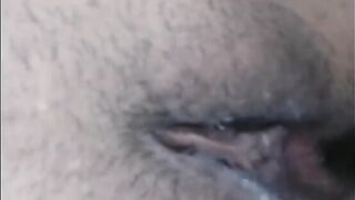 العنتيل ممدوح الزبير منيم المموس  سكس ايه علي جنبها و نازل رزع بزبر في كسها الهايج نزل لبنوا جواها و مكمل رزع عشان يعمل التاني