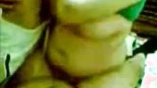 الديوث خد اخته الكبيره ل زبون  سكس سوداني اهايج المتناكه بطلع زبر الفحل من كسها و تمص فبيه بتقولوا عايزه لبنك في بوقي