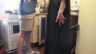 متناكه كبيره في السن جايبه السباك يصلح الحوض و ا سكس مصري لمموس واقفه وراء عماله تبعبص في طيزها و تفرك في كسها