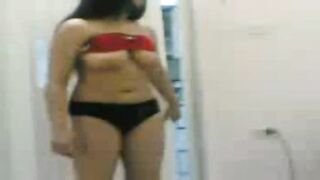 القحبه جيجي التونسيه الحيحانه دخله بتتشرمط و تتعالق عل سكس مصري ي العنتيل وهي بترقص وهي بتخلع هدومها و الفحل بيصورها