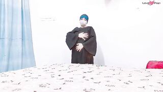 الشرموطه المصريه ام محمود الهايجه المربربه نايمه علي السر سكس مصري ير بتعصر في بزازها المربربه و فشخ كسها بتلعب البولنج