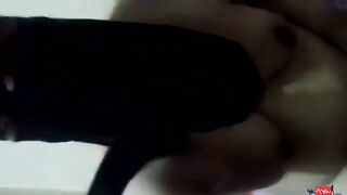 الشرموطه المربربه ام كس هايج بتكلم عشيقها فيديو كوول وهي عريانه  سكس مصري ملط فشخ كسها نيك بزبر الصناعي و عماله تعصر في بزازها