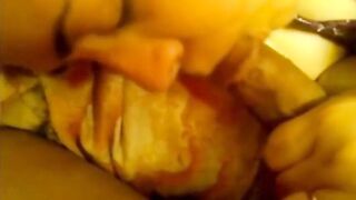 المتناكه وفاء الهايجه طلعت زبر الفحل من بوقها و نز سكس مصري لت لحس ومص فيه وتفعيص في بضانوا لحد ما جبهم في بوقها