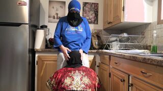 القحبه السعوديه الهايجه دخلت علي الشغاله المطبخ خلاتها ت سكس مصري لحس و تمص في ظنبور كسها لحد ما نزلت لبنها قحبه هايجه