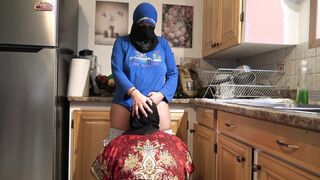 القحبه السعوديه الهايجه دخلت علي الشغاله المطبخ خلاتها ت سكس مصري لحس و تمص في ظنبور كسها لحد ما نزلت لبنها قحبه هايجه