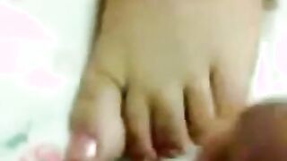 الخول متعتوا رجلين النسوان مقعد المموس قدامو بيم سكس مصري شي زبر  علي صوابع رجلها لحد ما نزل لبنوا و غرق رجلها