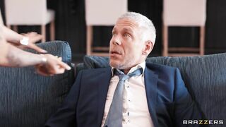 الشغاله القحبه بتمسح الارض وهي مفلقس طيزها و لبس فستان سكس مصري  قميص دخل عليها سيدها حشر زبر كله في كسها وفشخها نيك
