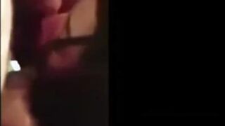 الكويتي الزبير الهايج جايب اتنين شراميط ممحونين واقفين نيج مصري   يرقصوا و يتشرمطوا و هيجيوا في الفحل لحد ما قام فشخهم