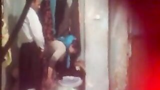 الزبير العراقي الهايج غفل الشرموطه الحيحانه المربربه و صورها فيديو نيج مصري   و هو ممرمط ها علي الارض عشان يفشخ كسها