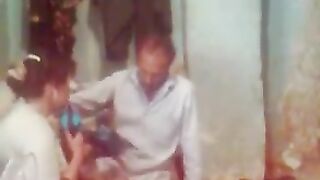 الزبير العراقي الهايج غفل الشرموطه الحيحانه المربربه و صورها فيديو نيج مصري   و هو ممرمط ها علي الارض عشان يفشخ كسها