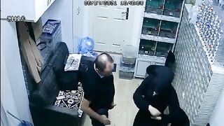 صاحب المص  سكس ينيك اخته محارم نع الزبير نسي انوا مركب كاميرات في المكان كل يوم ياخد بنت شغاله عندوا يخليها ترضع في زبر لحد ما يجبهم
