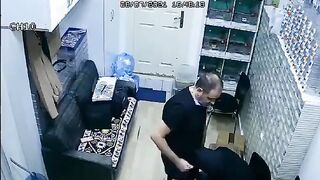 صاحب المص  سكس ينيك اخته محارم نع الزبير نسي انوا مركب كاميرات في المكان كل يوم ياخد بنت شغاله عندوا يخليها ترضع في زبر لحد ما يجبهم
