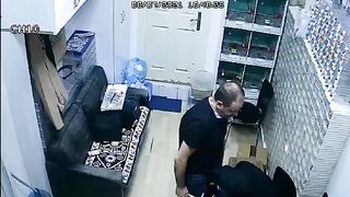 صاحب المص  سكس ينيك اخته محارم نع الزبير نسي انوا مركب كاميرات في المكان كل يوم ياخد بنت شغاله عندوا يخليها ترضع في زبر لحد ما يجبهم